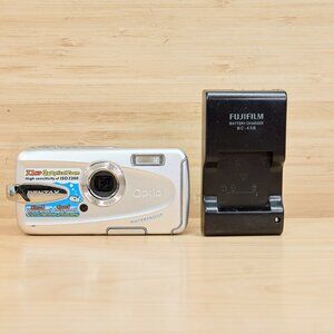 Share PENTAX Optio W30 Waterproof 7.1MP Digital Camera Silver Read Description